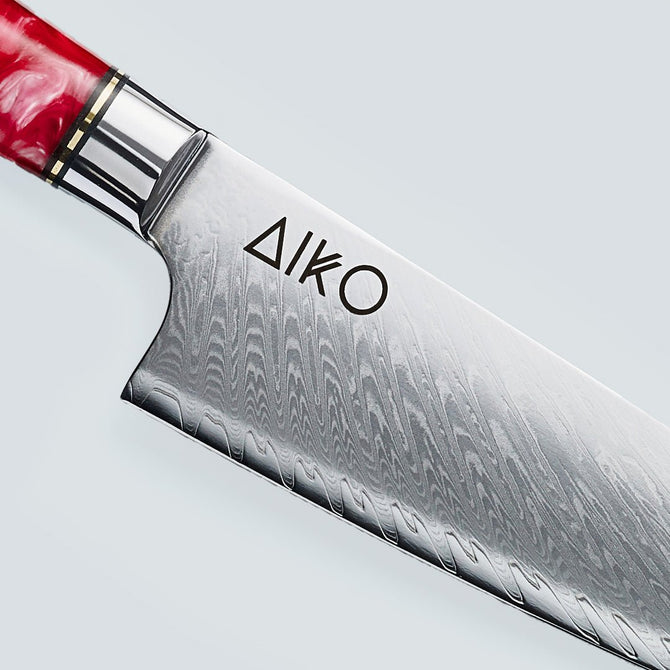 Cuchillo Aiko de acero damasco rojo con mango de resina de color rojo